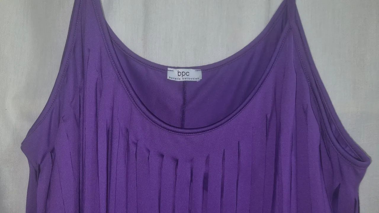 Vestido roxo franjado de malha plus size 