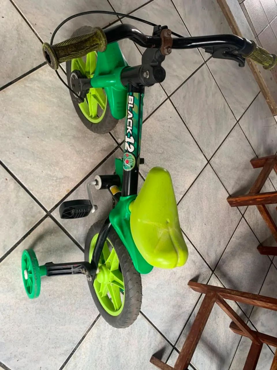 Bicicleta Infantil Aro 12 Verde com Rodinhas de Apoio<br> - Foto 4