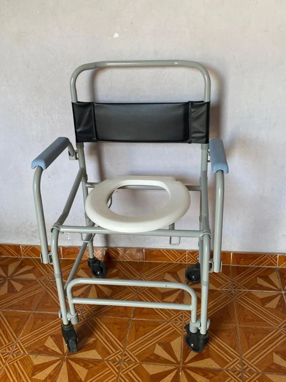 Andador e cadeira de banho 
