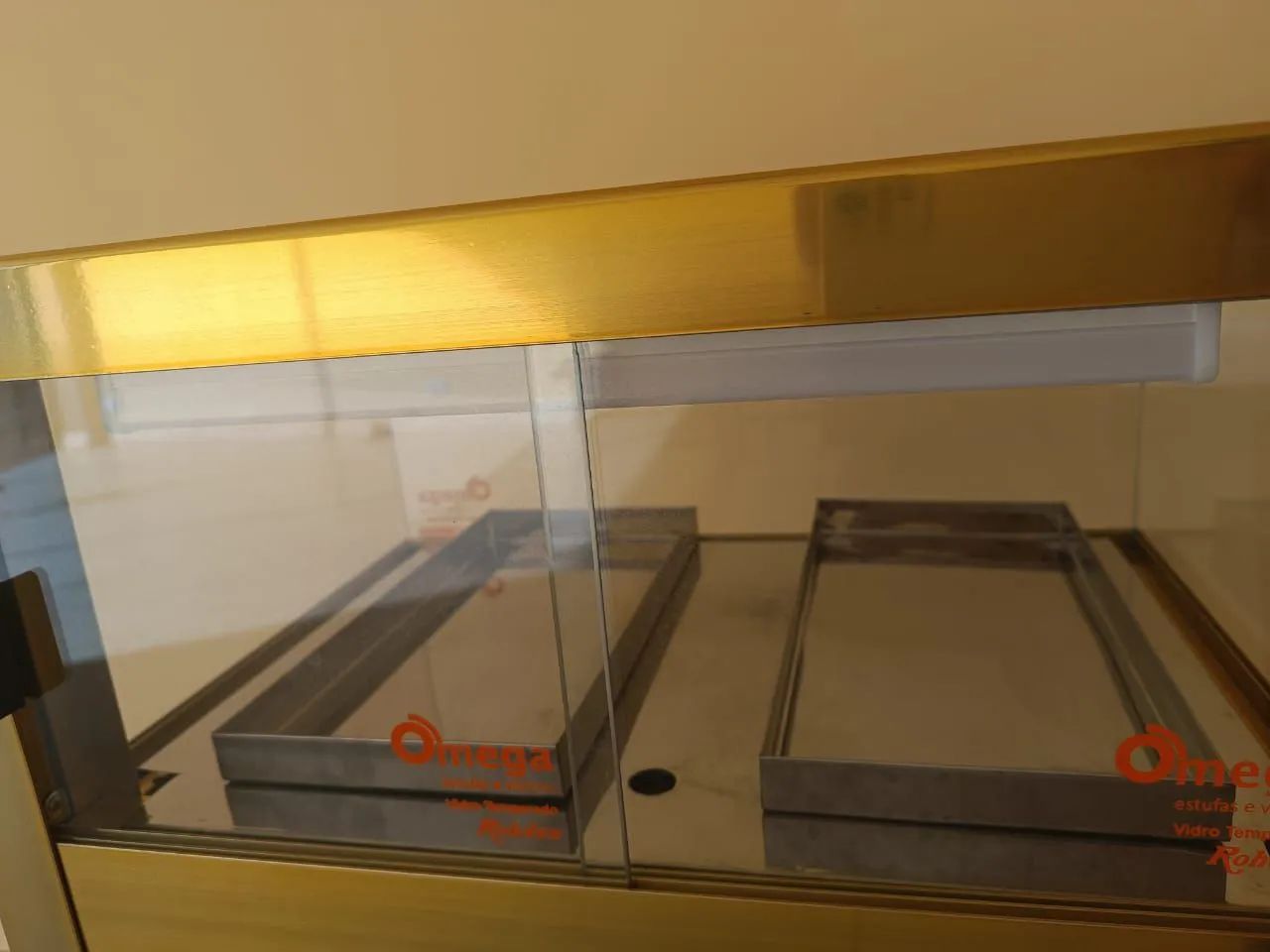 Vitrine Fria Beta 47cm dourada com 4 gelo-X - bivolt - Omega - Foto 3