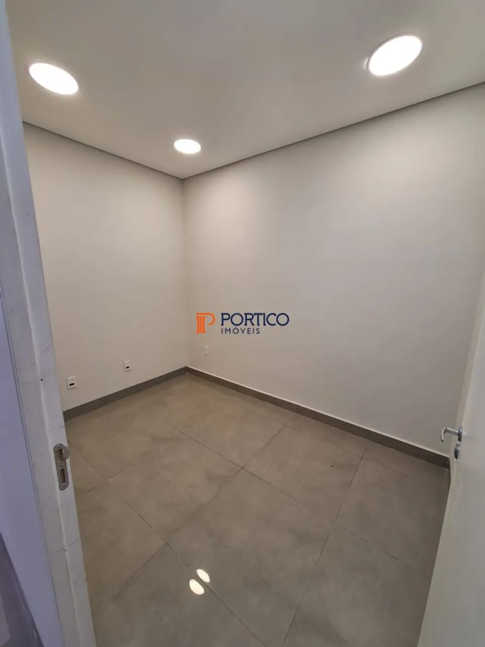 Sala comercial para locação no centro de Paulínia.