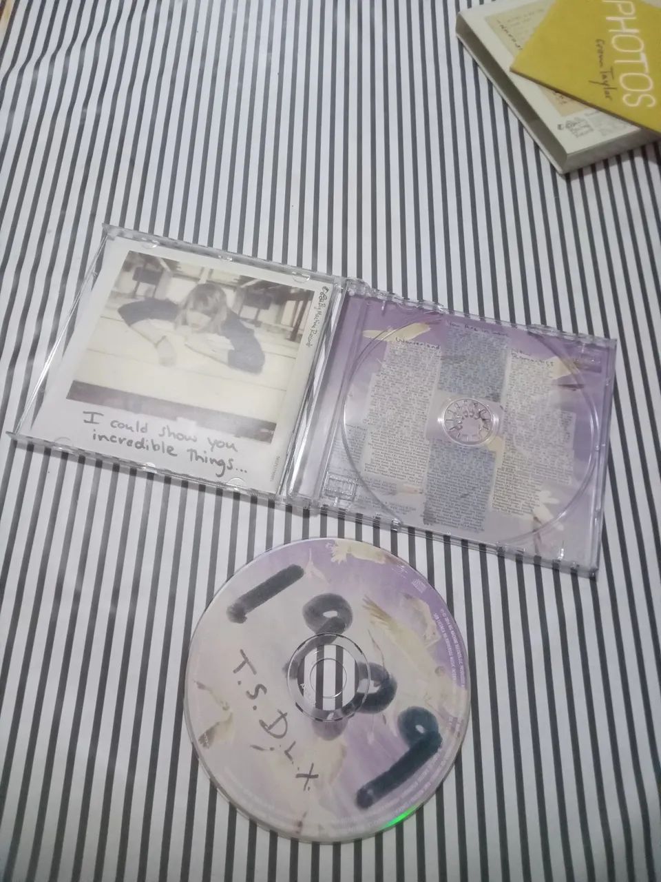 CD Taylor Swift 1989 Deluxe com polaroids - Foto 5