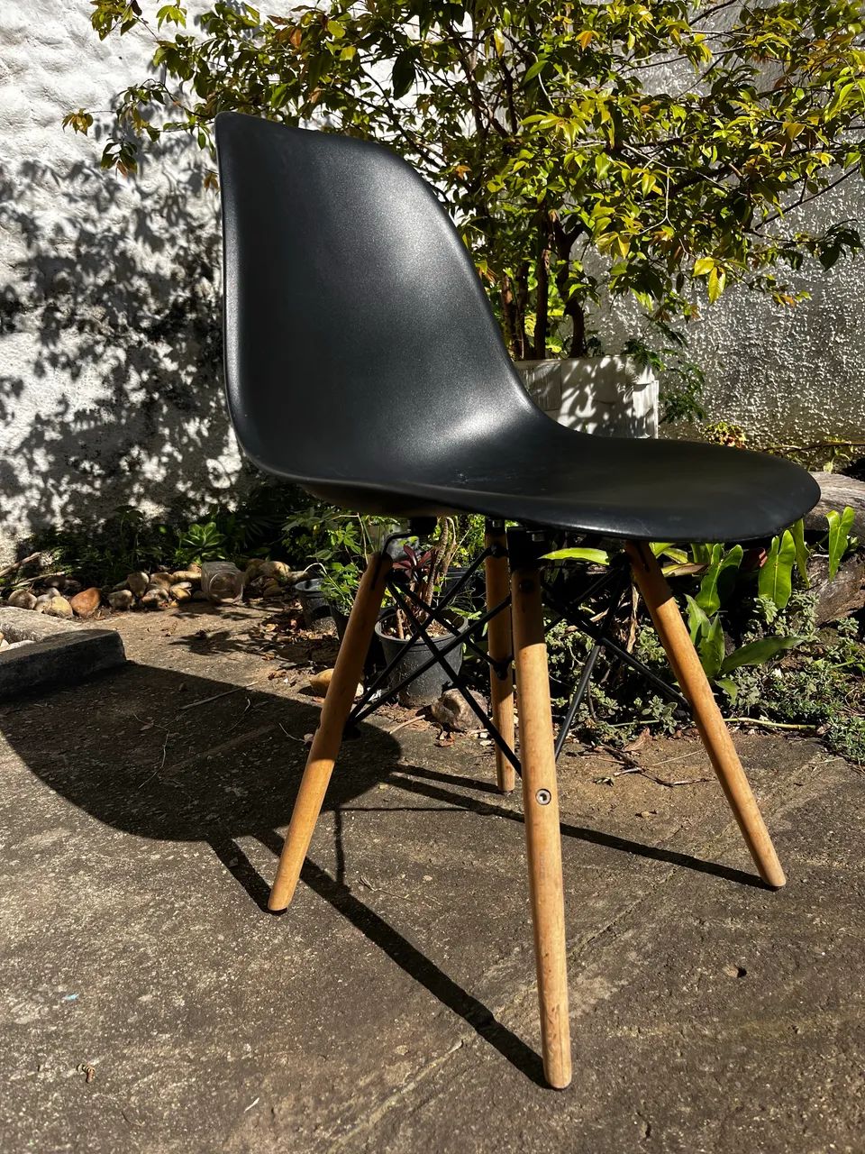 Cadeira Charles Eames Eiffel base madeira