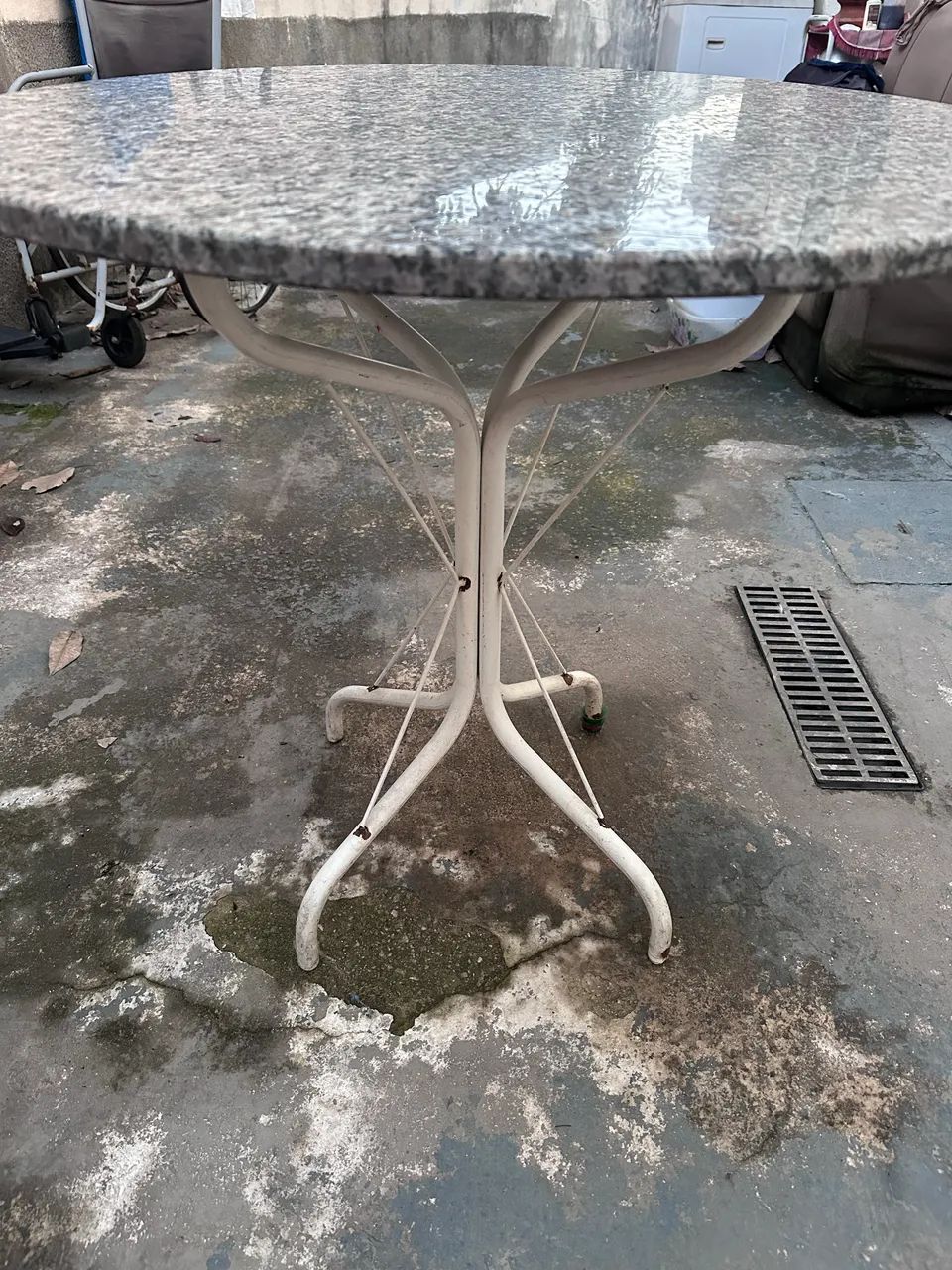 MESA REDONDA EM GRANITO(TEM SUPORTE ) 79x79 cm - Foto 4