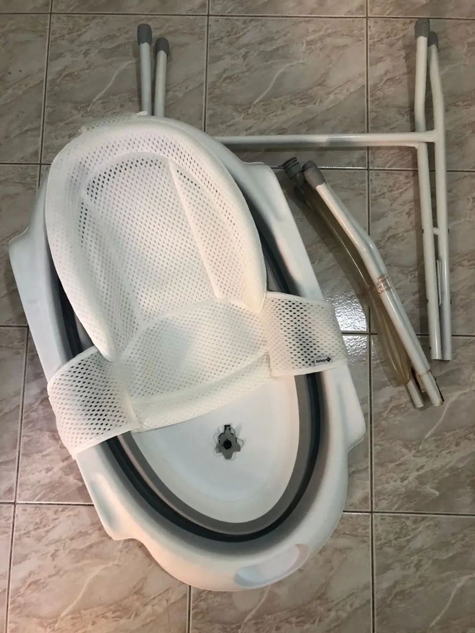 Banheira Safety First com suporte, branca e cinza