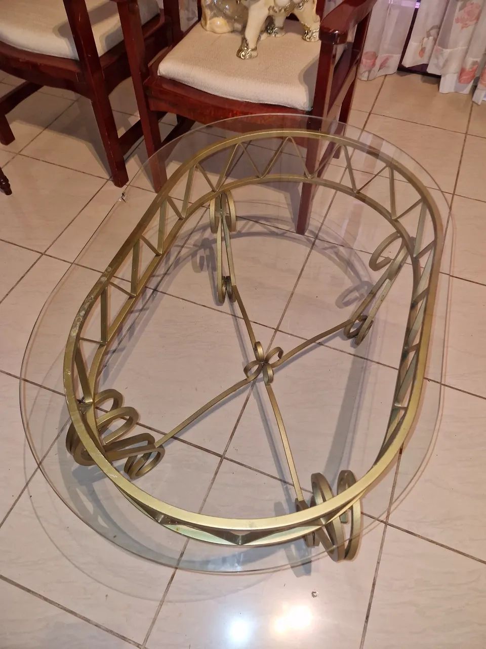 Mesa de ferro com avaria no vidro 