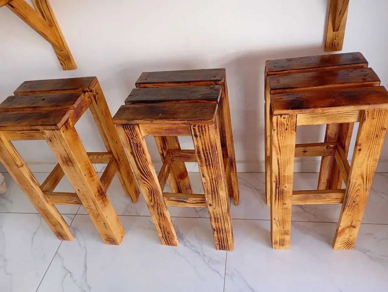 Balcão com banquetas de palete - Foto 2