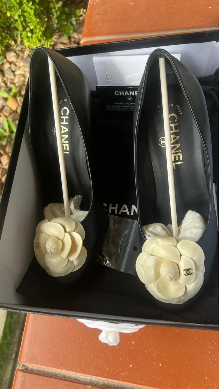 Scarpin Chanel Original Couro Preto com Detalhe Floral 37BR