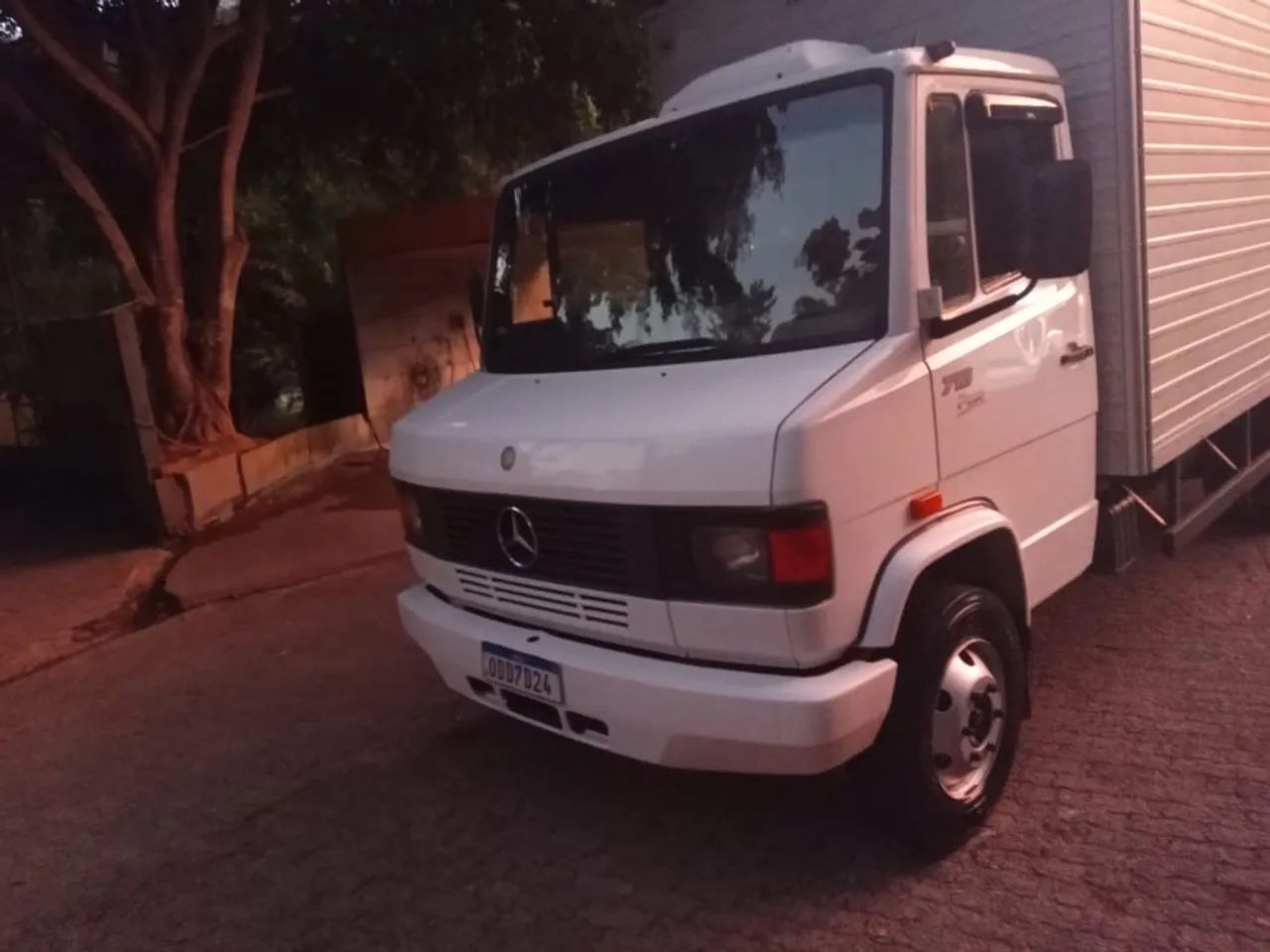 Caminhão 710 PLUS 2012 Baú  - Foto 5