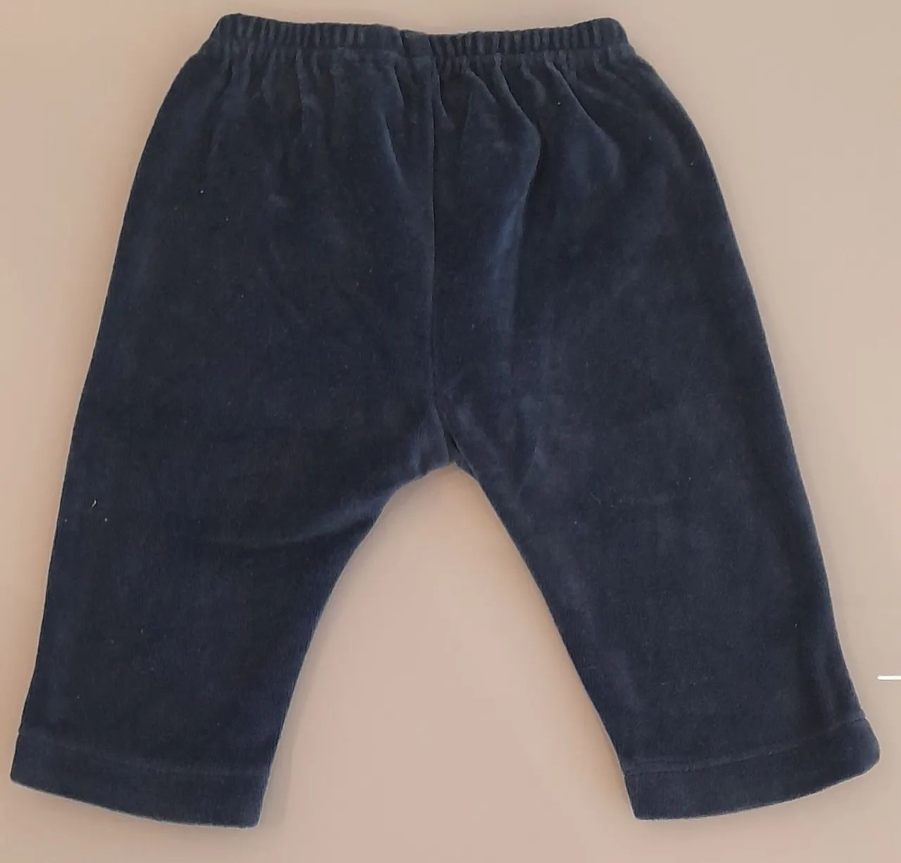 Conjunto em fleece Tilly Baby. Calça azul com elástico e Blusa listrada bordada - Foto 4
