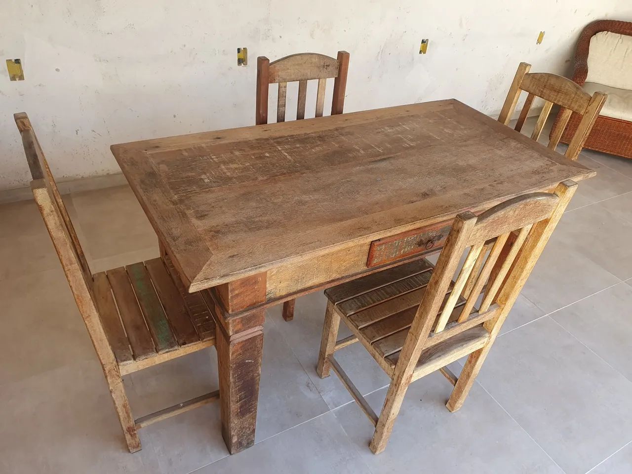 Mesa com 4 cadeiras de madeira demolição  - Foto 2