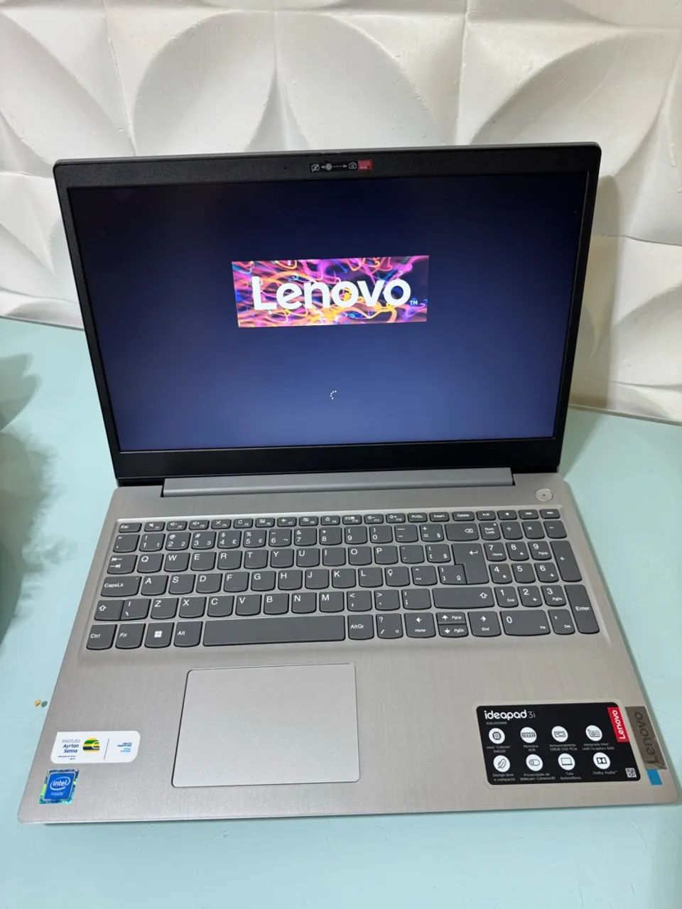 Notebook Lenovo sem marcas de uso