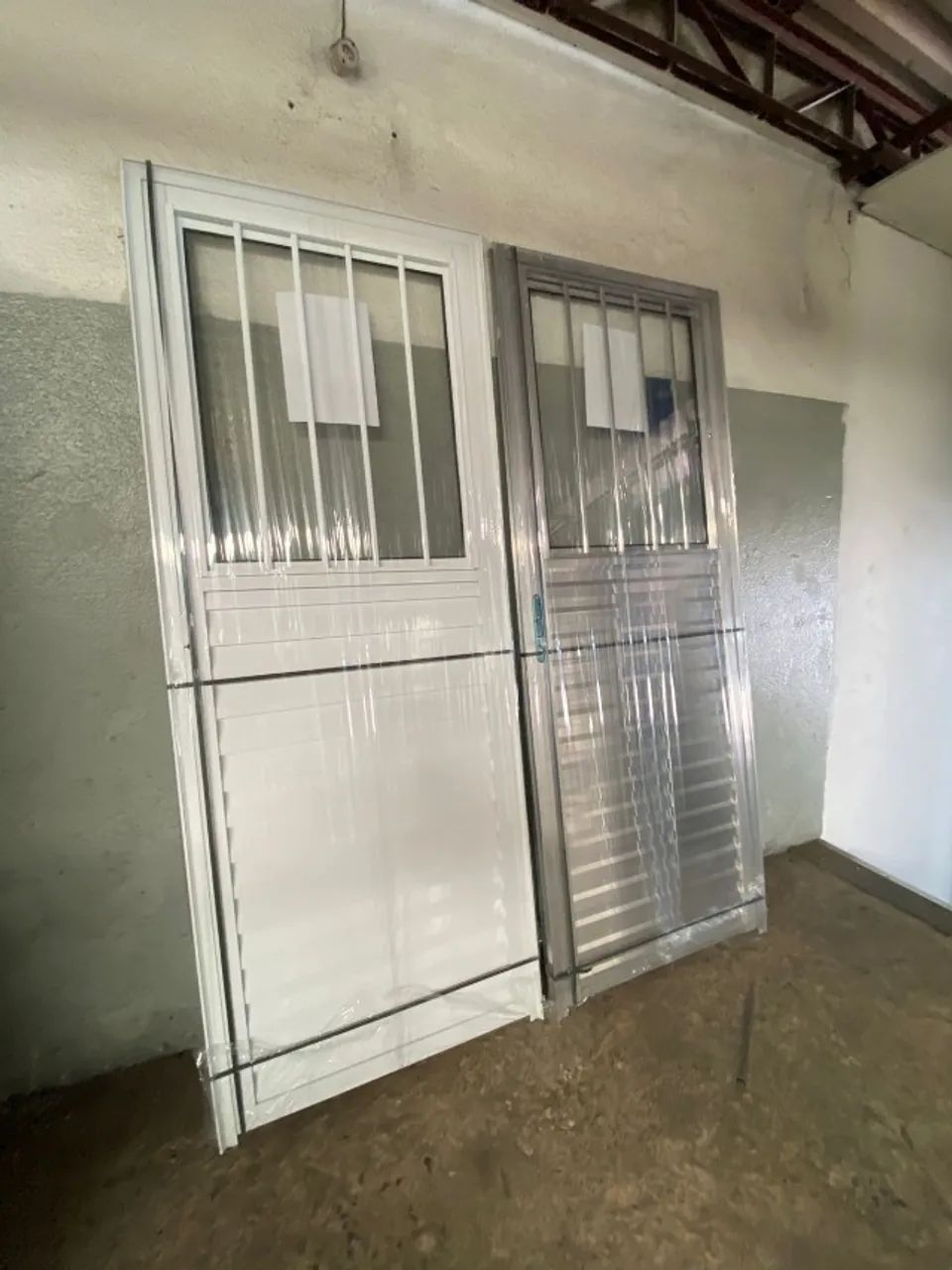 PORTA DE ALÚMINIO COM VIDRO E GRADE - OPORTUNIDADE ÚNICA - Foto 2