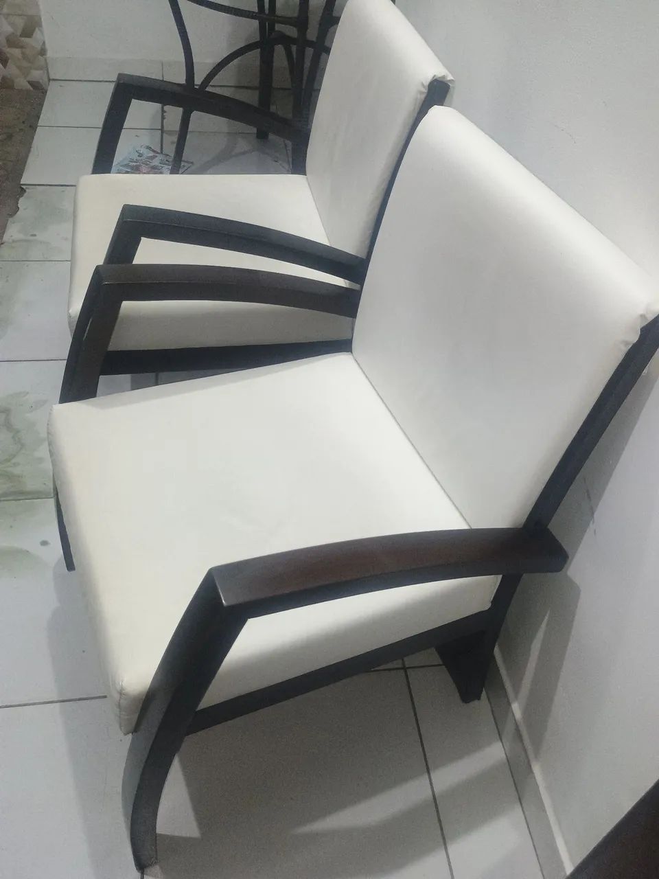 Vendo essas duas poltronas preço pra vender logo  - Foto 4