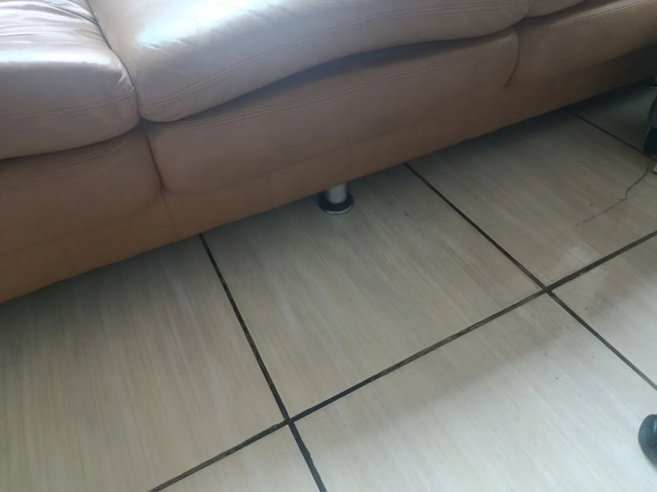 Sofá de couro semi Novo - Foto 4
