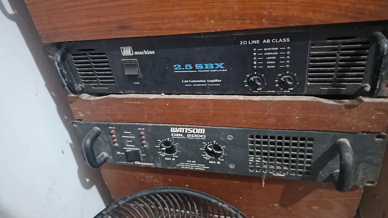 Amplificadores crossover e mesa de som