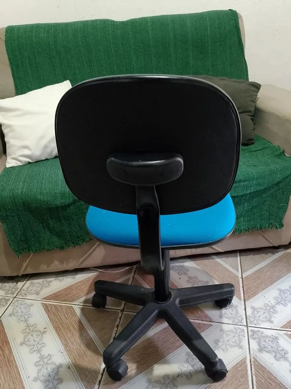 Cadeira de Escritório Giratória Azul com Rodinhas- Usada  - Foto 2
