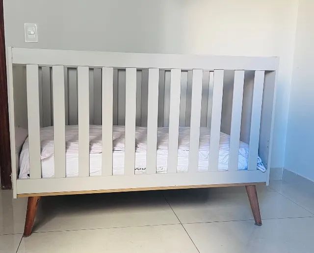 Berço americano 100% mdf e pés em madeira maciça 