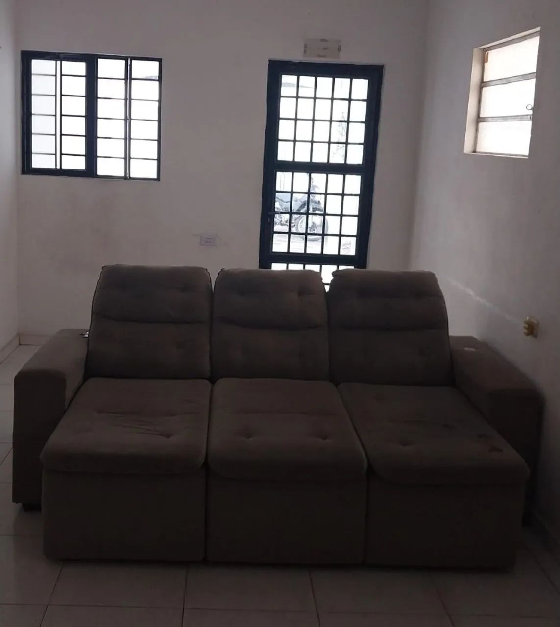 Sofá 3 lugares retrátil em suede (marrom) - Foto 2