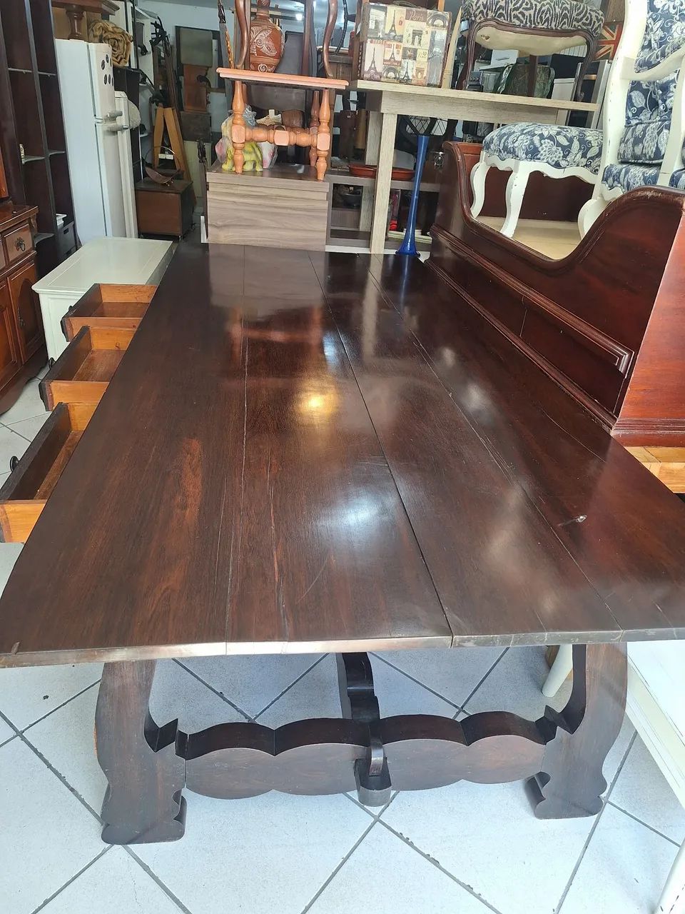 Mesa em madeira maciça  em jacarandá 