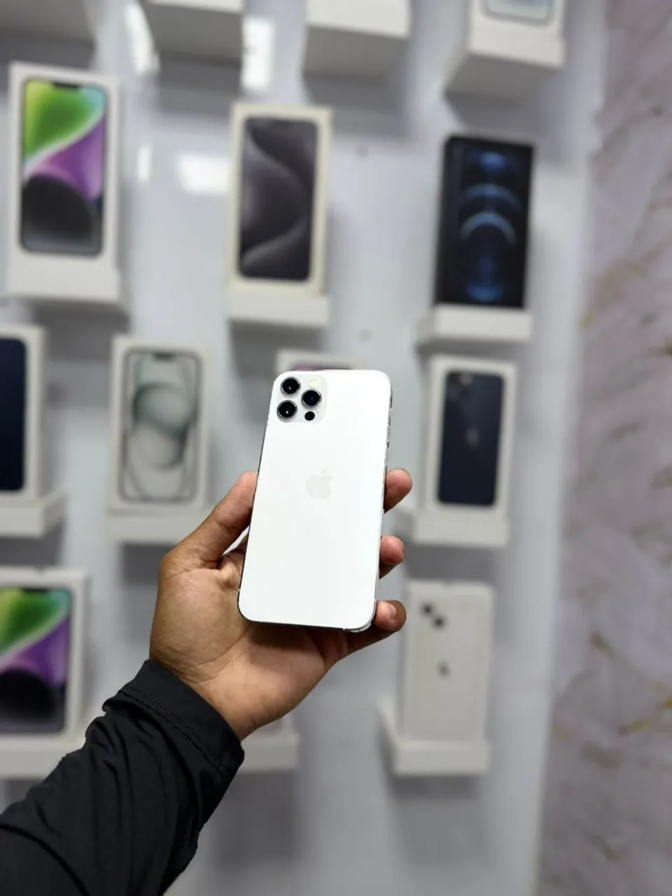 IPHONE 12 PRO 128GB<br>R$ 2.299,00 - Celulares e Smartphones