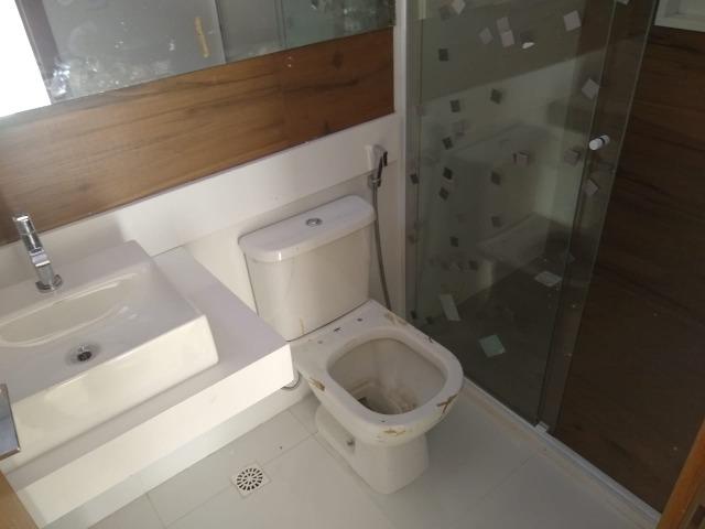 Linda casa com piscina e duas vagas de garagem - Foto 7