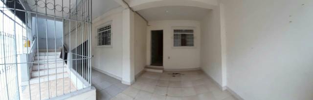 Casa com quintal e garagem no Açude II