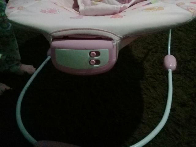 Vende-se balança de bebê que vibra e toca musica - Foto 6