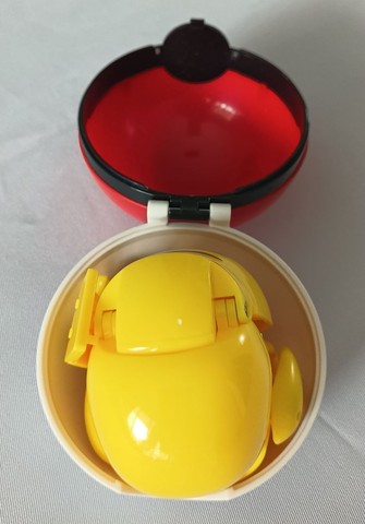 Pokébola com pokémon Pikachu  - Foto 2