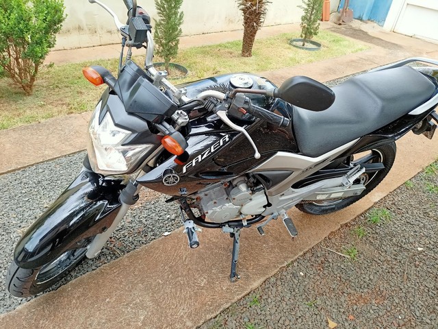 Moto Fazer 250 cc preta