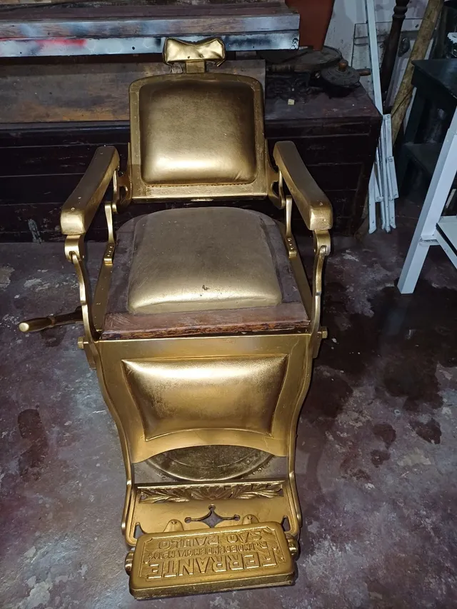 Antiga cadeira de barbeiro. Manufatura FERRANTE. Devido