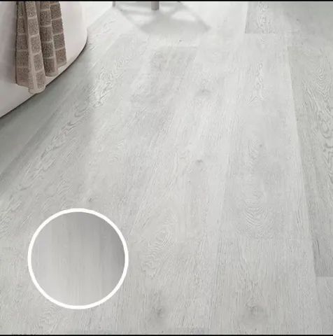 Piso vinílico clicado amadeirado Off white