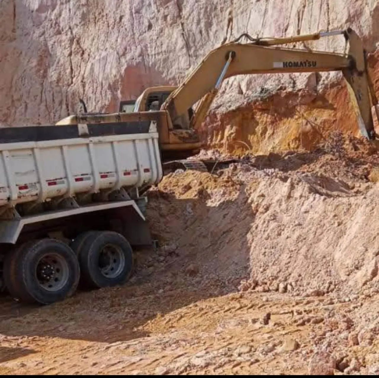 Aterro saibro puro caminhão de 14 metro - Foto 2