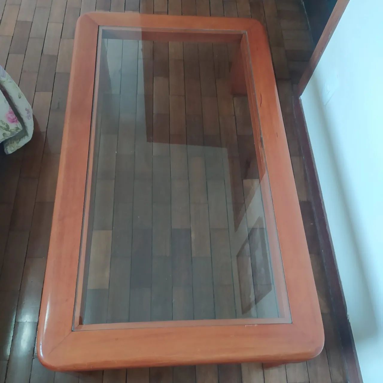 Mesa de centro de madeira com tampo de vidro - Foto 3