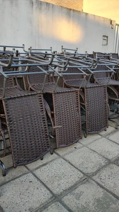 Lindas cadeiras de balanço de fibra..