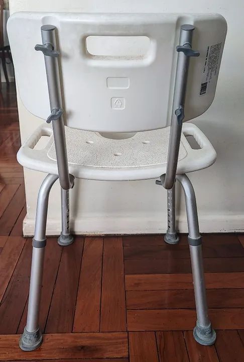Cadeira de banho com capacidade de peso de 110 Kg EM BOM ESTADO - Foto 2