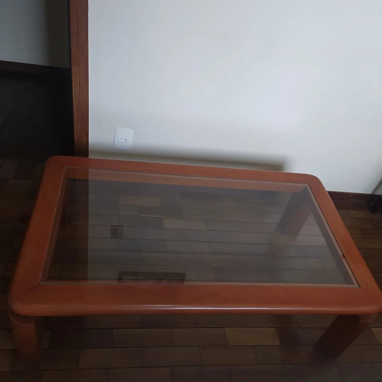 Mesa de centro de madeira com tampo de vidro - Foto 2