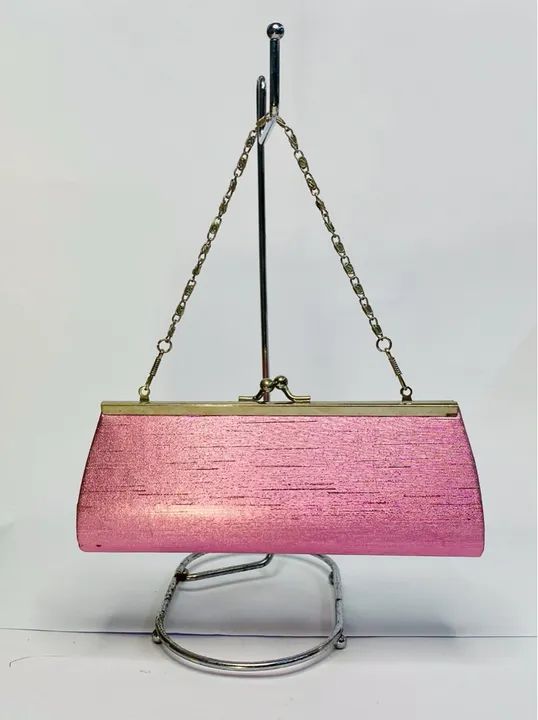 Bolsa de mão rosa em tecido rígida