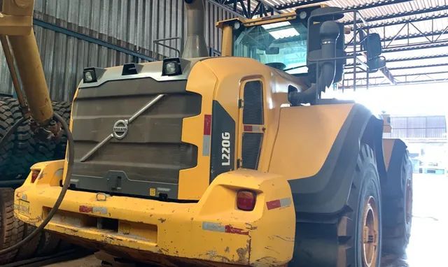 Pá Carregadeira Volvo L220 G ano 2014 com 22.000 horas, em MG - Foto 4
