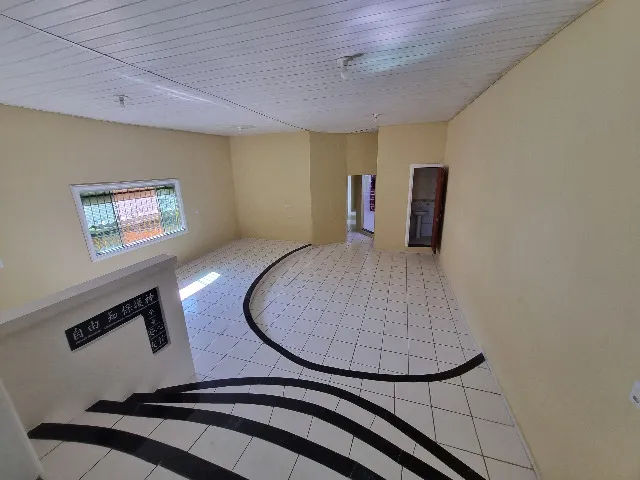 Casa com três andares, vários cômodos, 680 m2 de área construída.