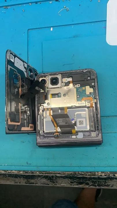 Venda de Peças Samsung Z Flip5 (Dano na Tela Frontal e Placa) - Foto 6