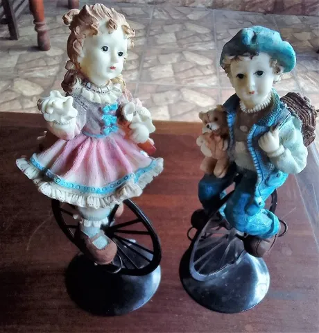 Par Esculturas Resina Casal Resina Monociclo Em Ferro Descrição*