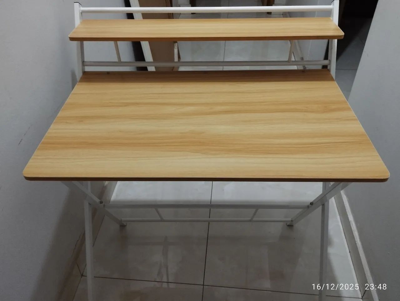 Mesa de estudos dobrável semi nova 64840777787778120