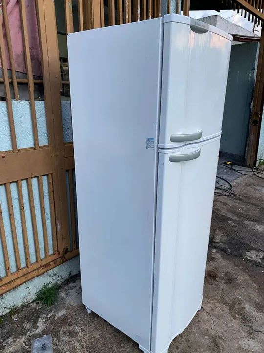 Vendo geladeira Electrolux 400L gelo seco funcionando perfeitamente testo na hora  - Foto 4