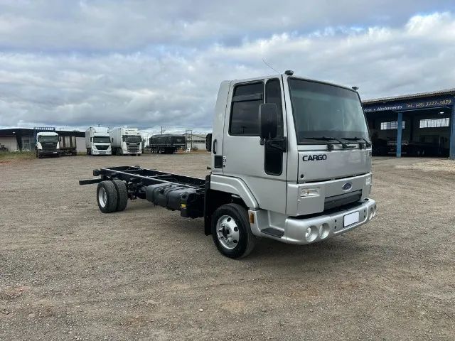 Ford Cargo 816 ano 2013 no chassi doc baú - filé - baixa km apenas 268 mil km - Foto 3