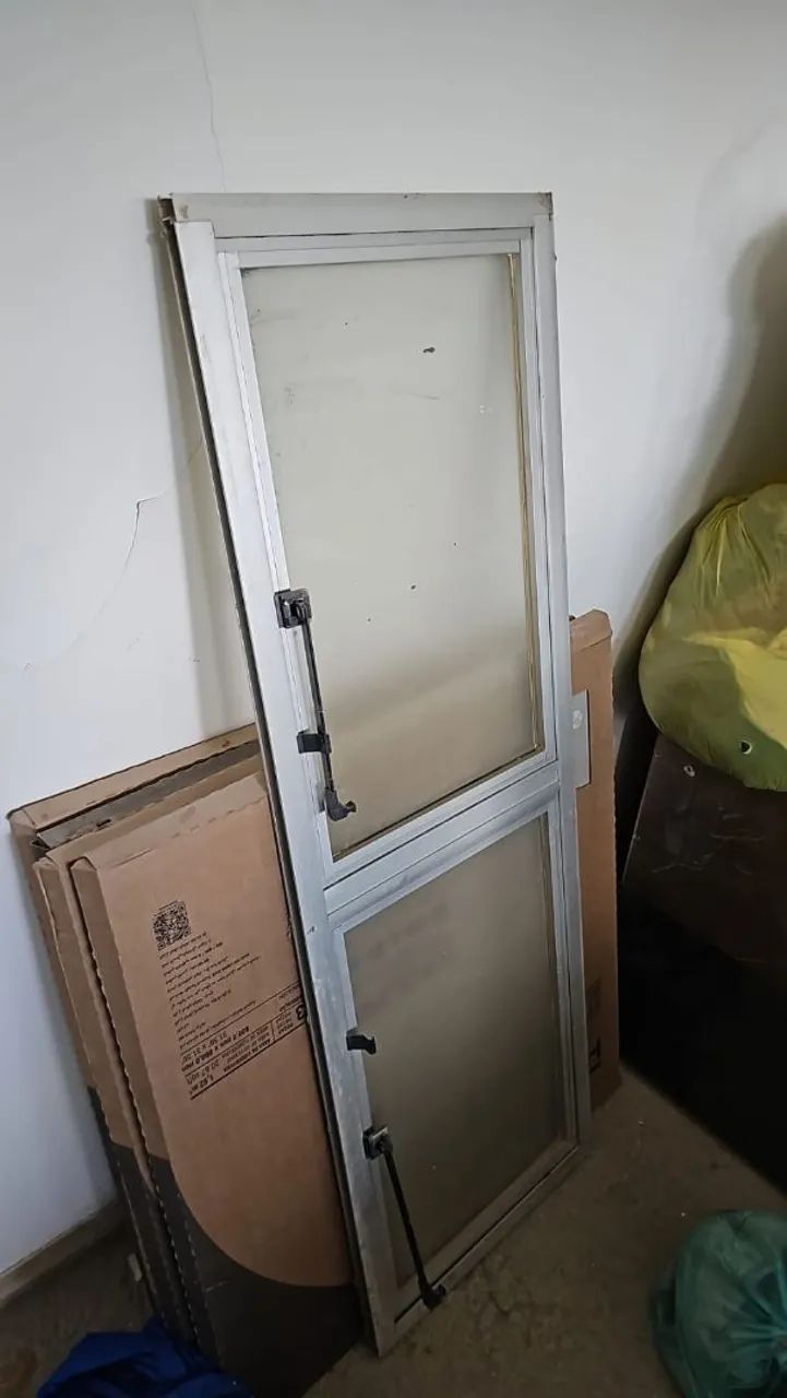 Janelas5 basculantes em alumínio com 2 folhas e outra com 3 folhas