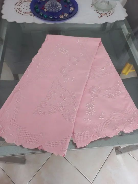 Toalha de Mesa Bordada - Rosa