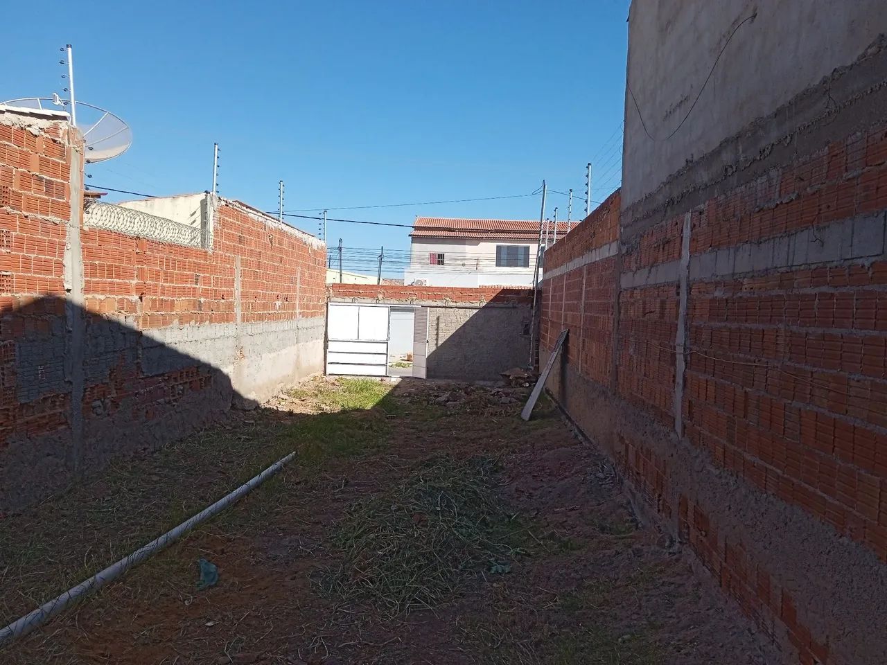 Terreno com construção no fundo  - Foto 5