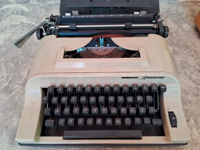 Máquina de escrever remington Ipanema 