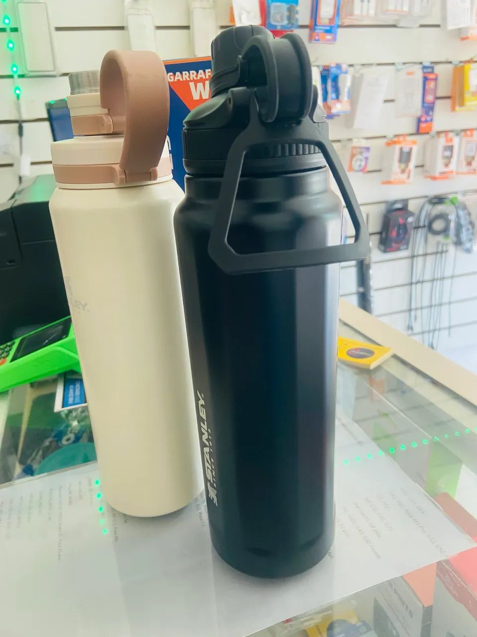 Garrafa Térmica 800ml Aço Inox Com Parede Dupla Com Alça e Borracha Antiderrapante  - Foto 3